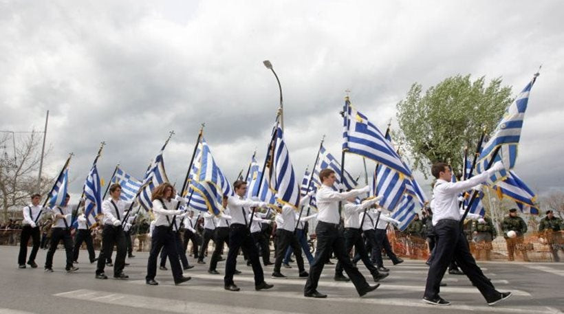 Βγάλαμε σε κλήρωση τη σημαία μας… – Εξέγερση γονιών στη Κοζάνη: Κληρώθηκαν Αλβανοί για σημαιοφόροι στην επέτειο απελευθέρωσης της πόλης!